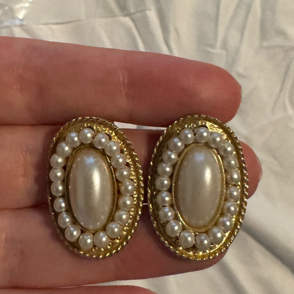 Vintage Preowned Faux Pearl Oval Earrings - Picture 4 of 6